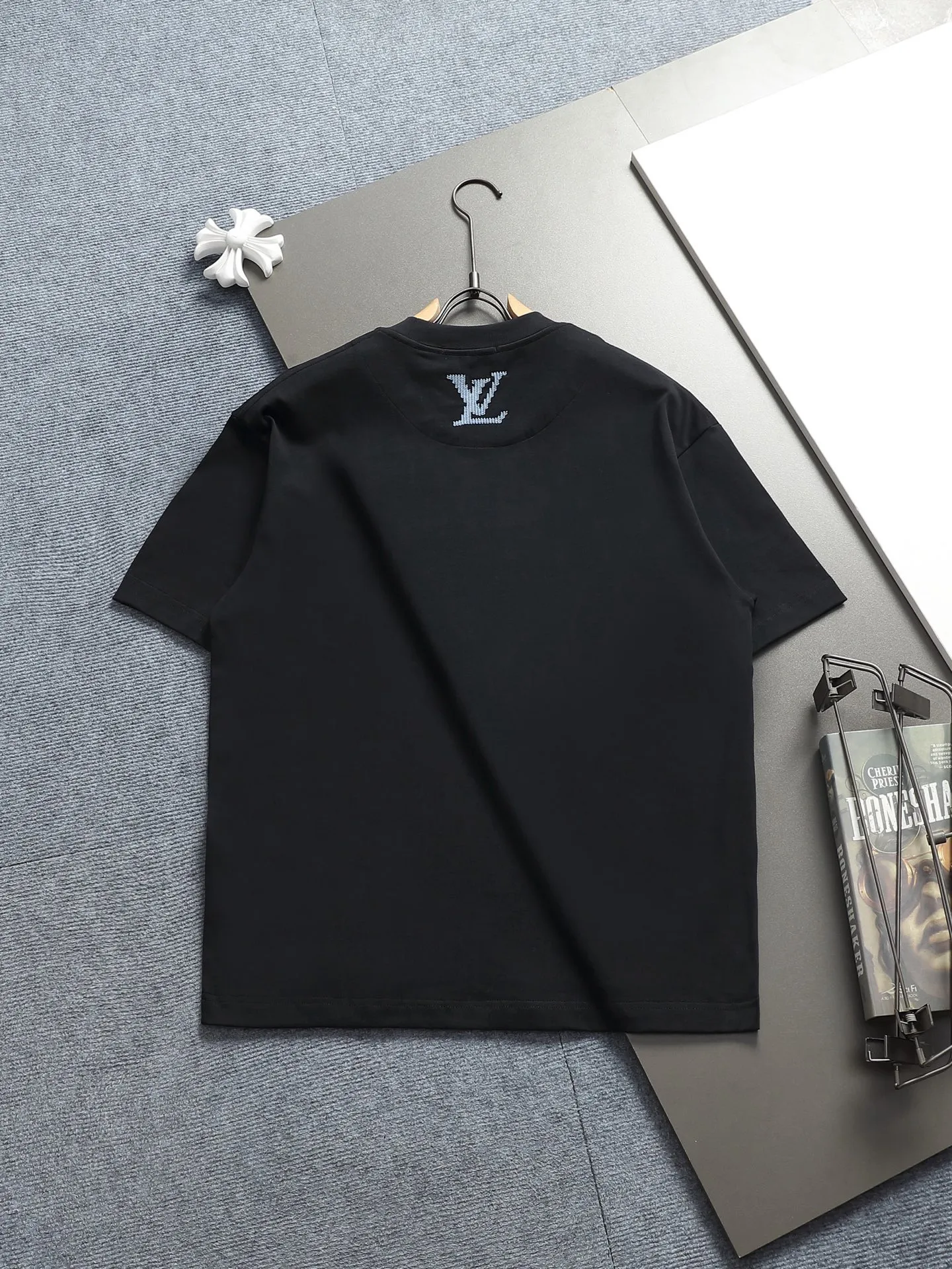 🅿️190 Louis Vuitton/Louis Vuitton English embroidery craftsmanship The large logo is exquisitely upgraded, inspired by the retro embroidery of the 1980s Original fabric Official same style Short-sleeved T-shirt 320g Same vat dyed fabric Very comfortable to the touch The latest brick cabinet synchronization for spring and summer Fashionable and individual Size: S M L XL